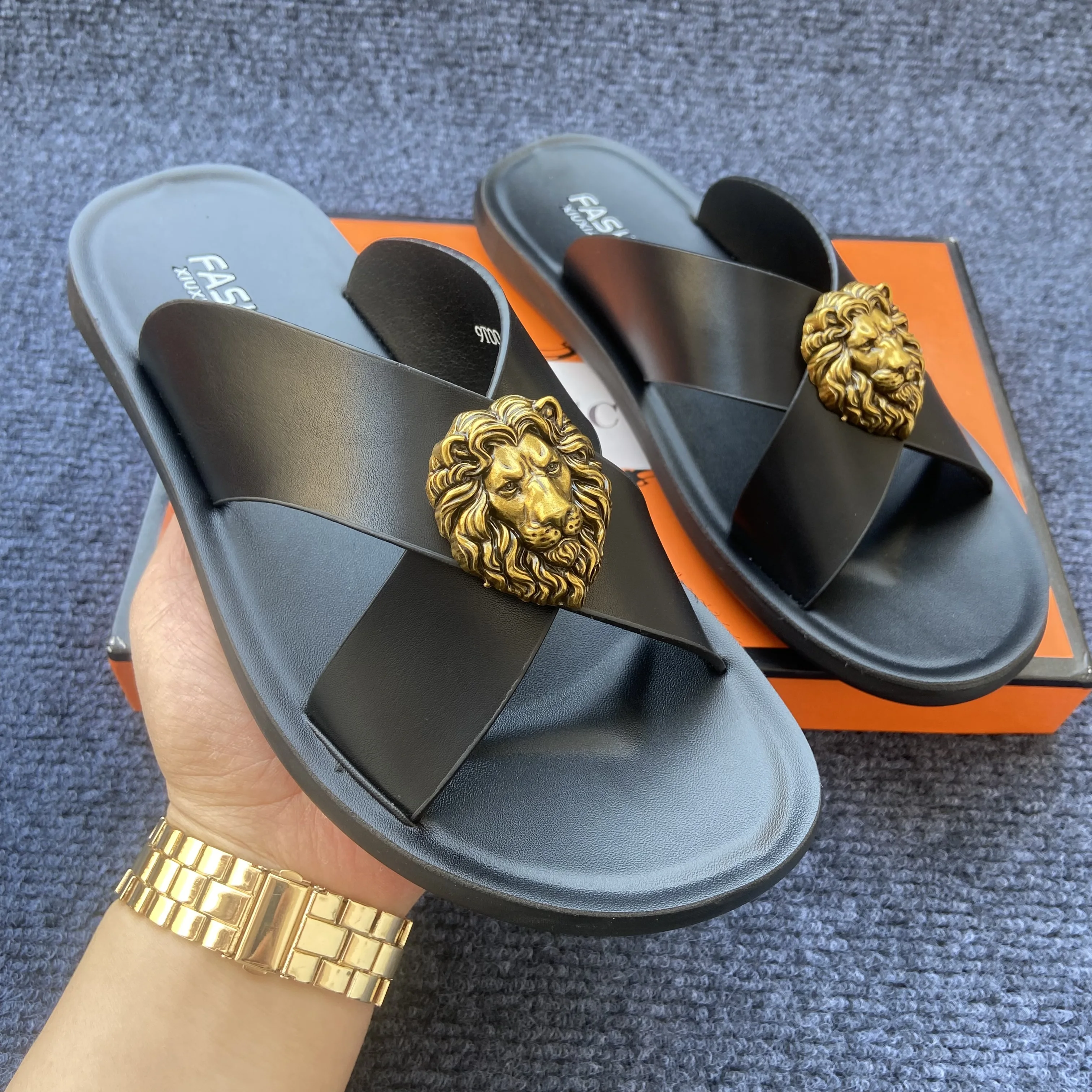 

Брендовые оригинальные модные тапочки для мужчин, кожаные люксовые шлепанцы, черные и коричневые домашние тапочки, мужские пляжные сандалии.