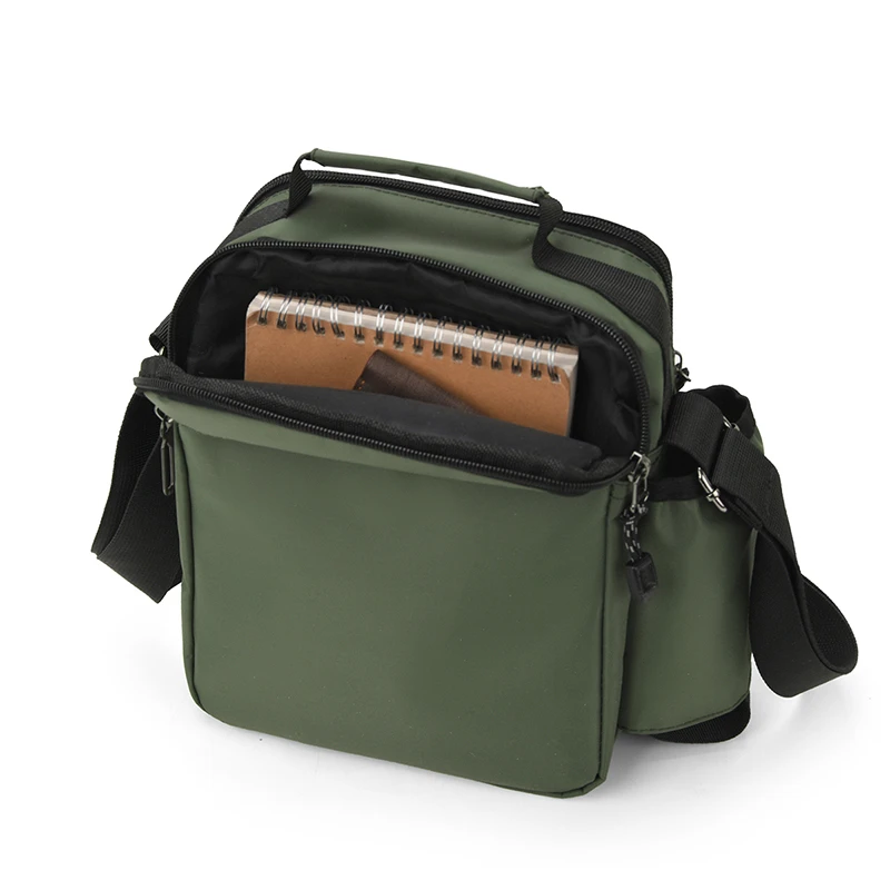 Sportliche quadratische Umhängetasche für Herren – Robuste, weiche Umhängetasche im College-Stil mit multifunktionalen Taschen – Detail 22