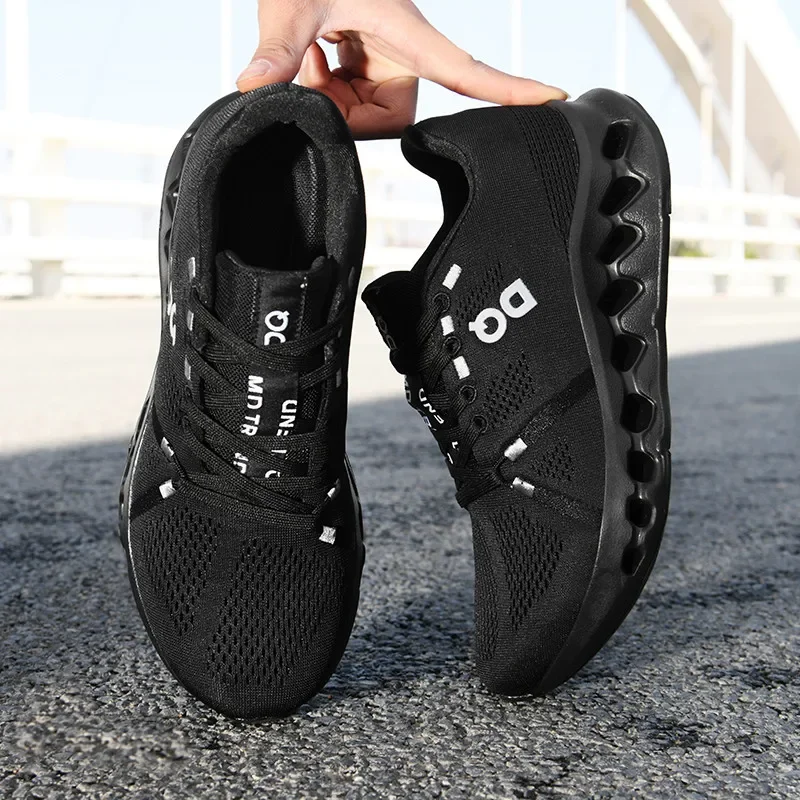 

Модные брендовые туфли на толстой подошве для пар увеличивают комфорт и износостойкие.