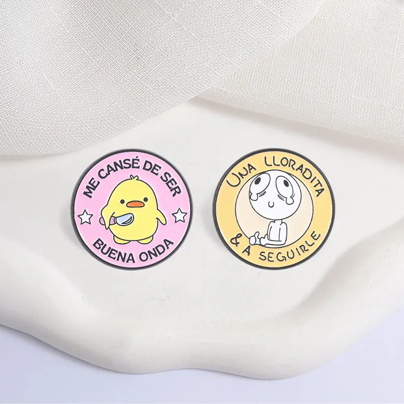 Una Lloradita & A Seguirle Stick Figure Crying Thumbs Up Emaille-Anstecknadel „Me Cansé De Ser Buena Onda“ Enten-Brosche Lustige Spanische Abzeichen – Detail 4