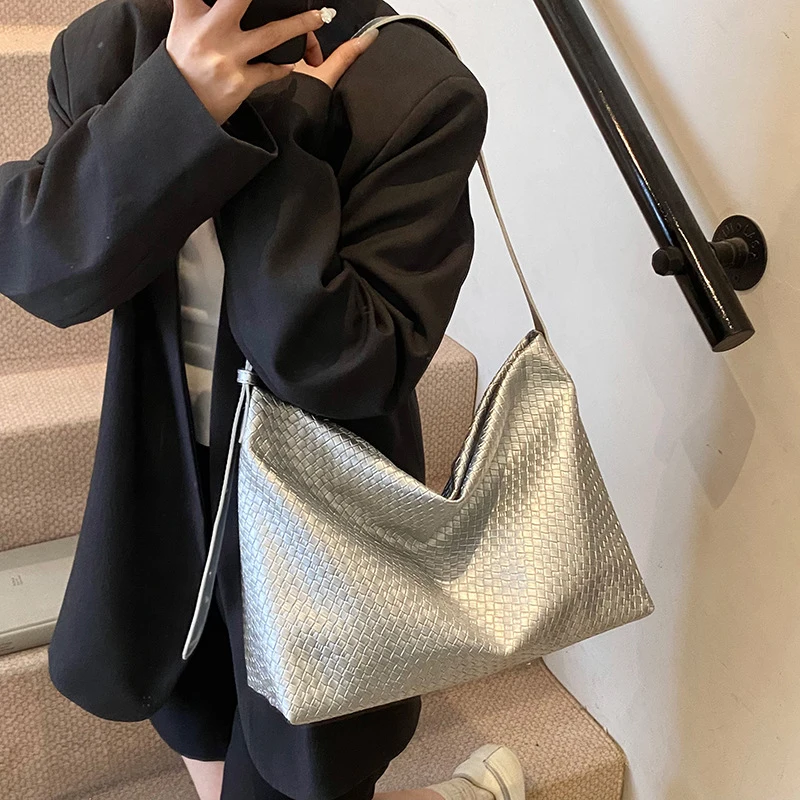 

Новая винтажная плетеная сумка через плечо, модная и стильная вместительная сумка-тоут с тисненой текстурой, сумка-кроссбоди.