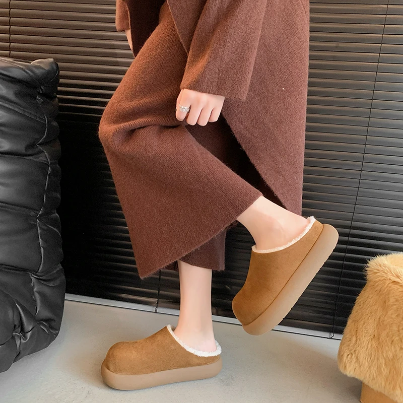 2025 شتاء جديد أنيق دافئ وعدم الانزلاق النعال النساء الجلد المدبوغ لينة نعال قماش غرفة نوم غامض داخلي شباشب لخارج المنزل