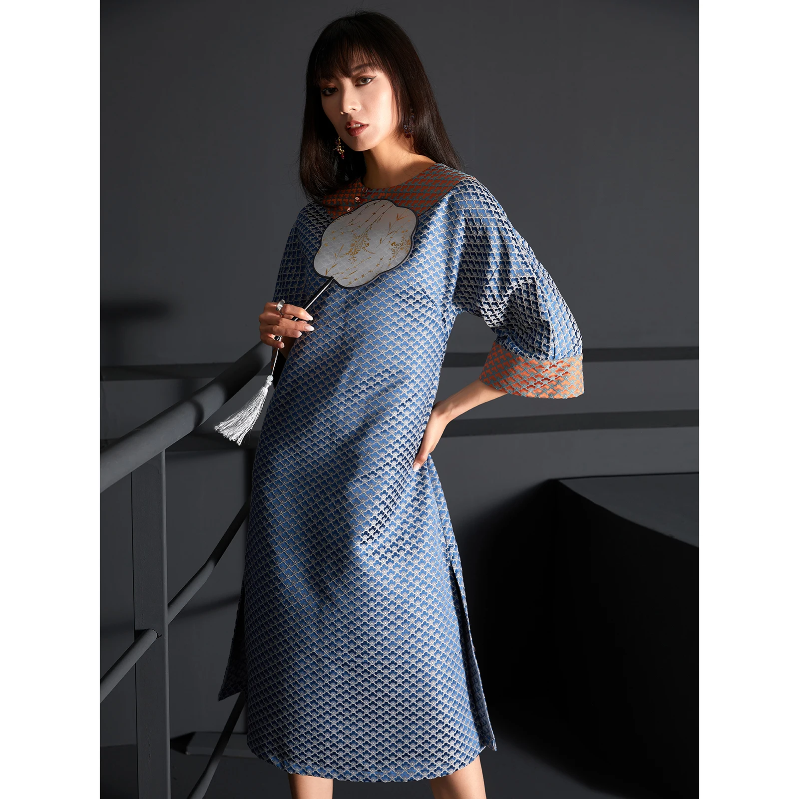 

Оригинальное длинное платье ручной работы с синим цветочным узором в стиле позднего периода Цин, винтажное, с абстрактным рисунком, с высоким разрезом, для повседневной носки