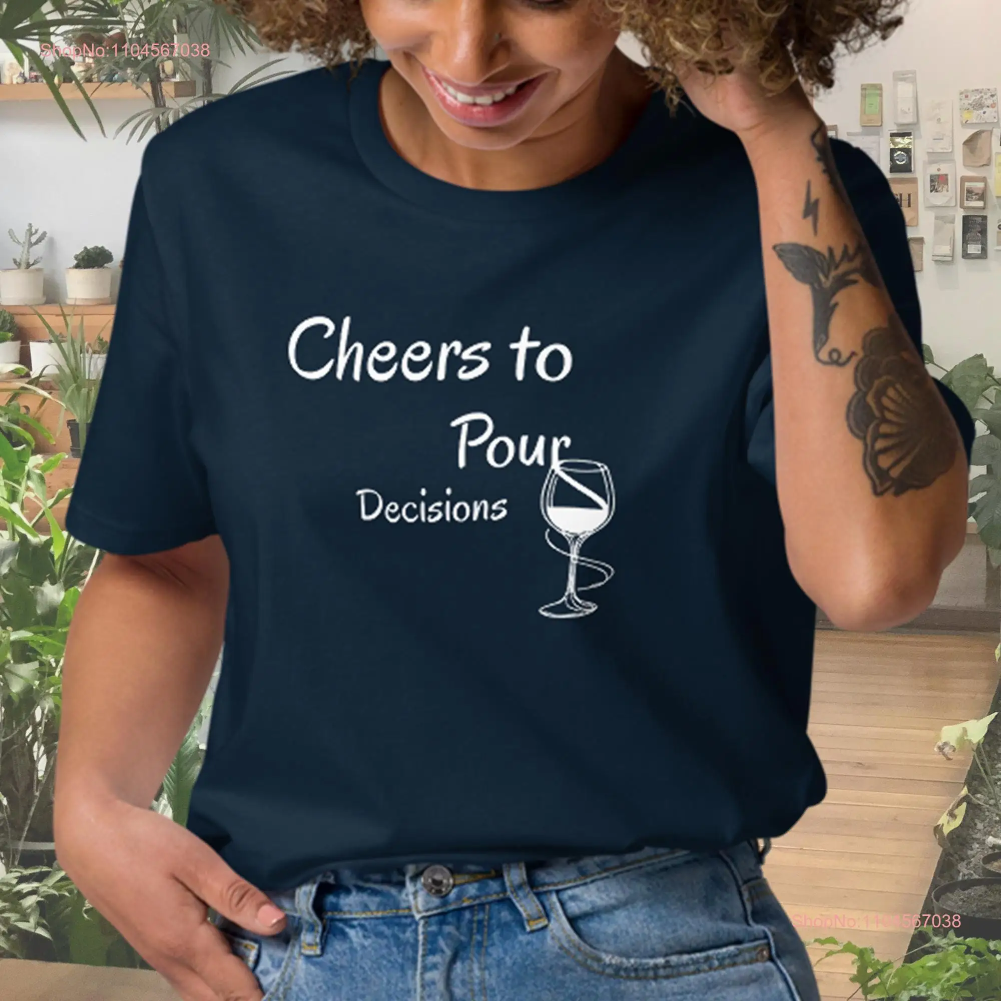 

Футболка Cheers to Pour Decisions с забавной цитатой из органического хлопка Wine Lover Minimalist for Him Her с длинными или короткими рукавами