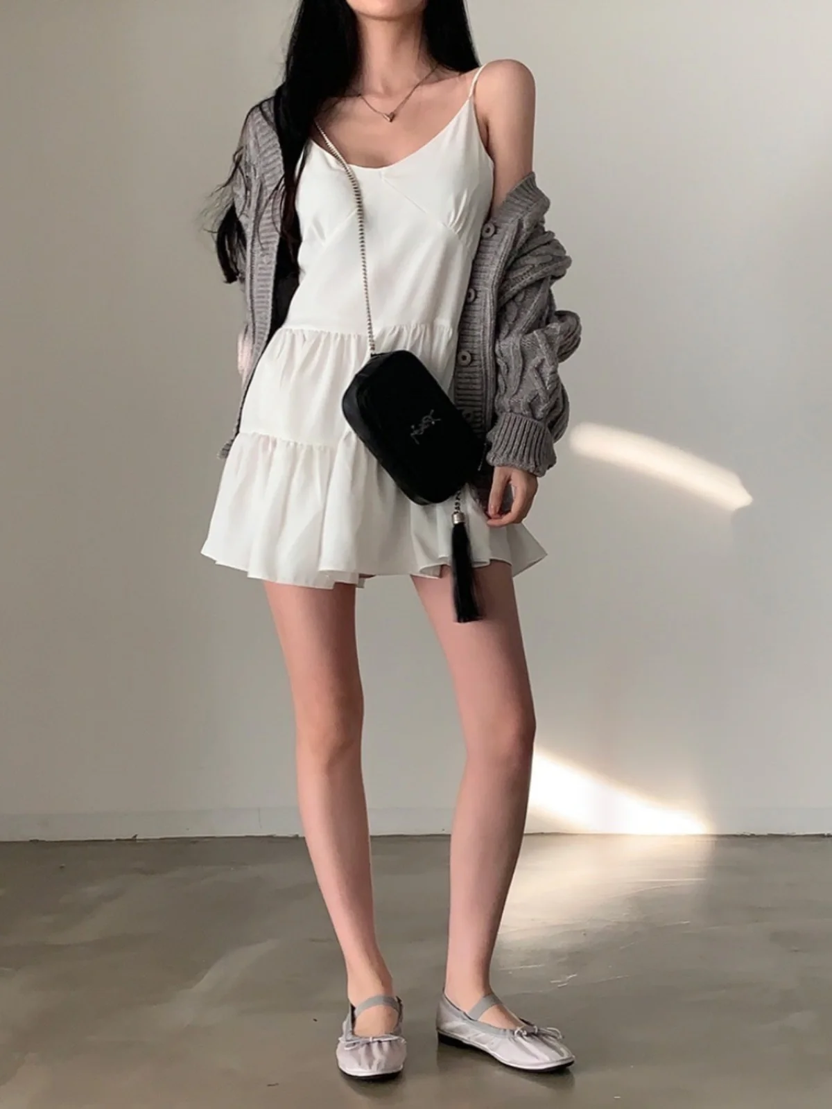 فستان أنيق بحزام على شكل حرف v للنساء 2025 نمط كوري جديد فستان دمية مضاد للشيخوخة تنورة قصيرة ملابس داخلية غير رسمية للتنقل