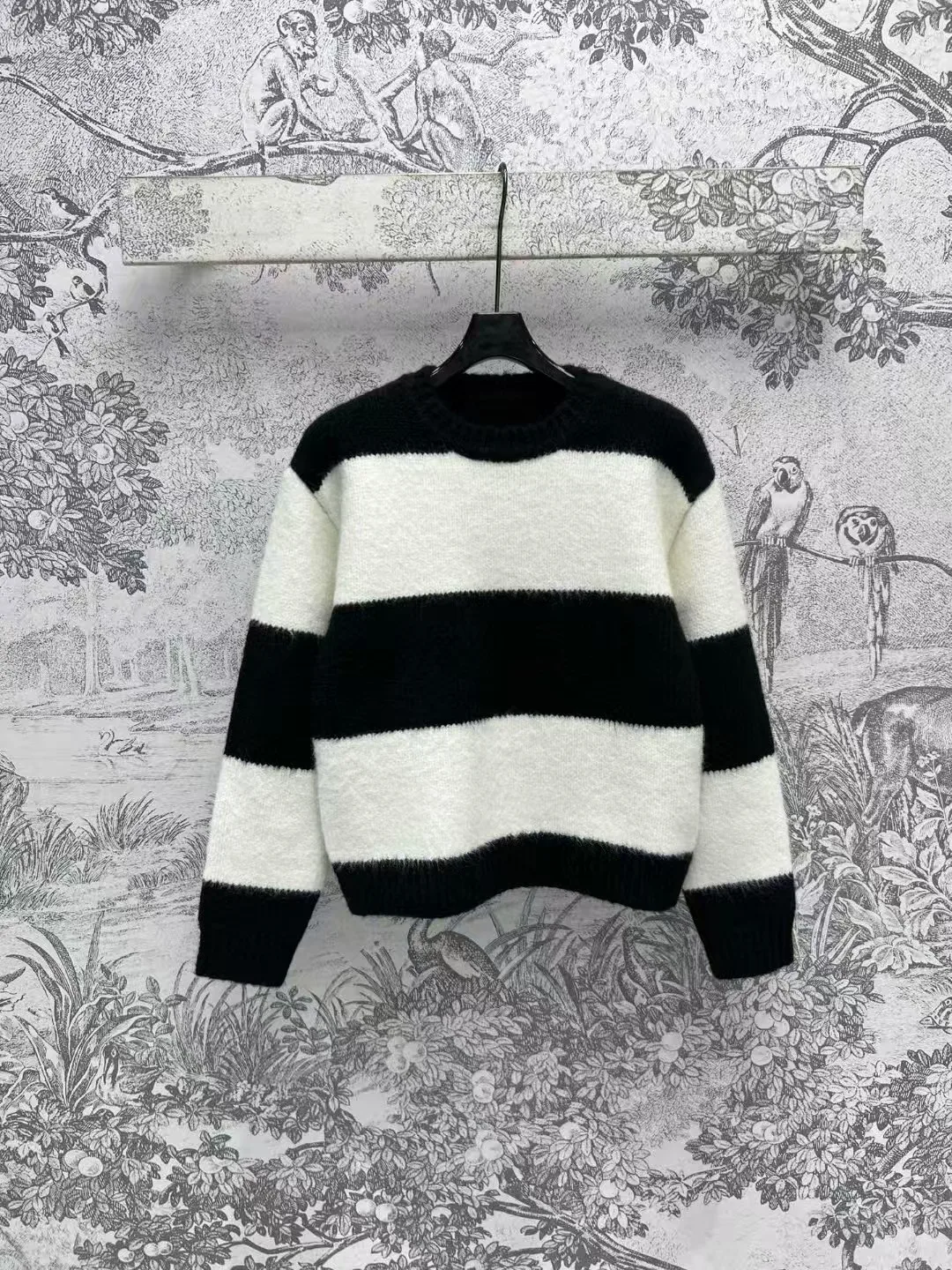 Customized High-End Women's Knitted Sweater Black And White Striped Boho Chic Style Long Sleeve Comfortable Fit Fashionable Top