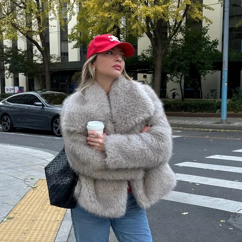 Nueva moda de invierno 2025 abrigo de piel esponjosa degradada para mujer, chaqueta de piel de zorro sintética con cuello de piel grande de lujo para mujer, abrigos para mujer