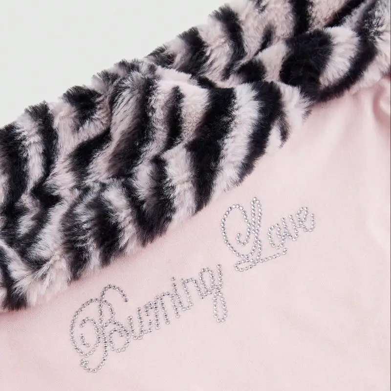 T-shirt da donna a maniche lunghe slim con spalle scoperte e collo in pelliccia con stampa leopardata in stile ragazza piccante autunnale