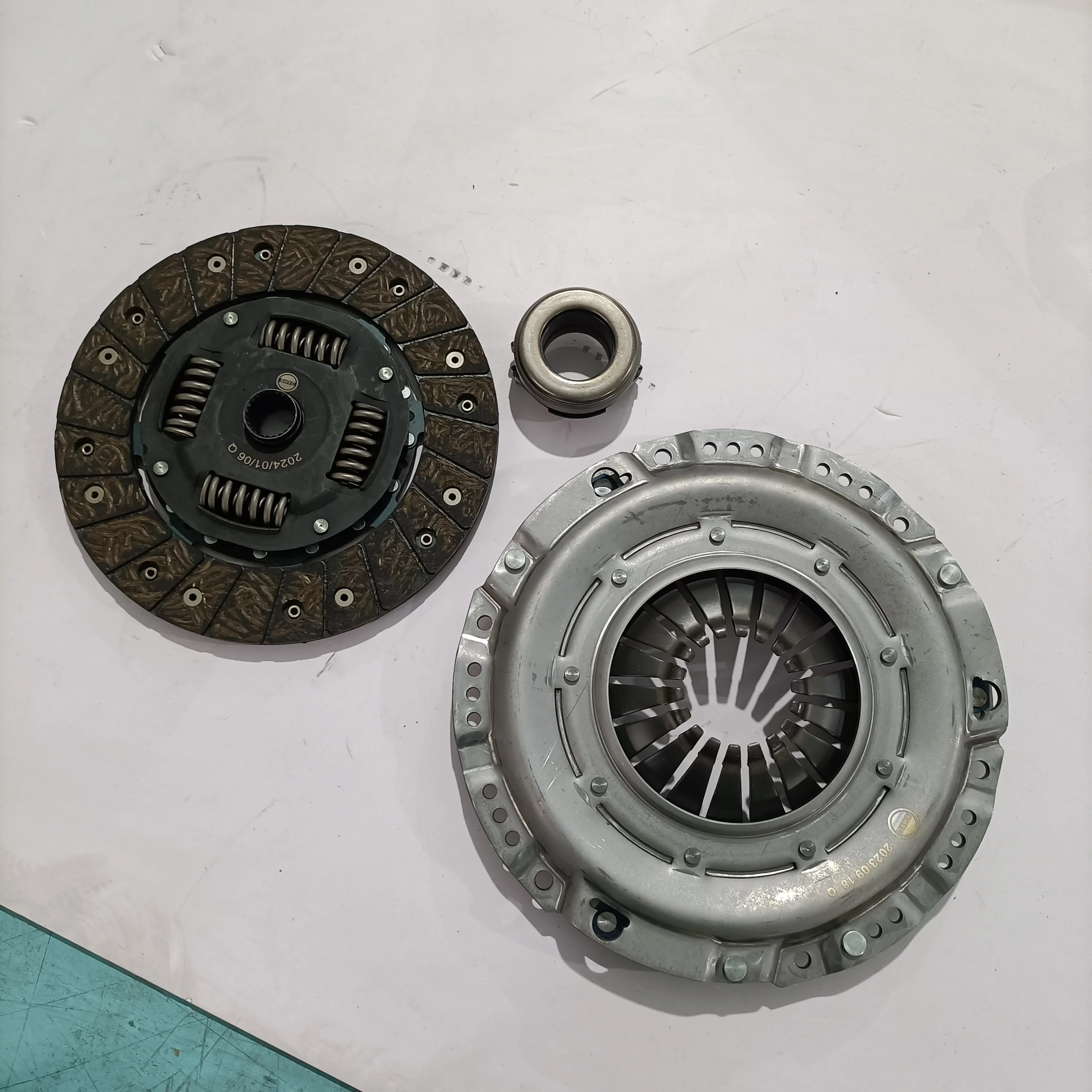 

Auto Parts Clutch Kit Set /Clutch Cover/Clutch Disc/Release Bearing For MG6 1.8L/Roewe 550