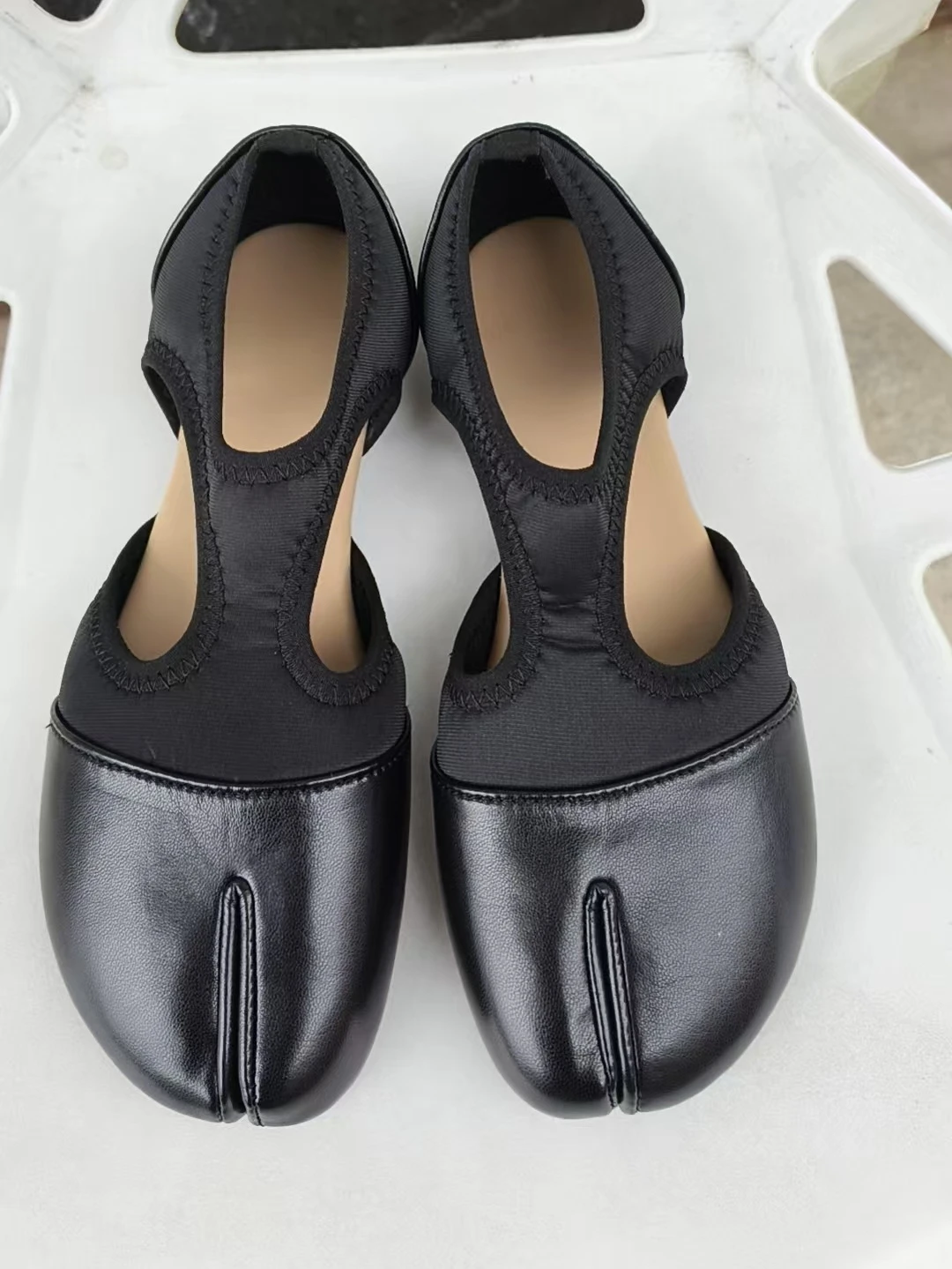 2026 Modische Damen-Markenschuhe Mary Janes Sommer Split-Toe Walking Sneakers Lässige Loafers Designer Schwarze Ballerinas Sandalen – Detail 6