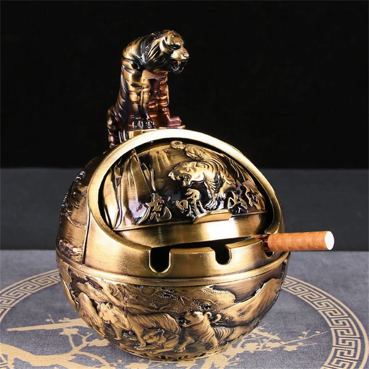 High-end ashtray with lid, windproof, ash-proof and drop-proof for home office and living room coffee table
