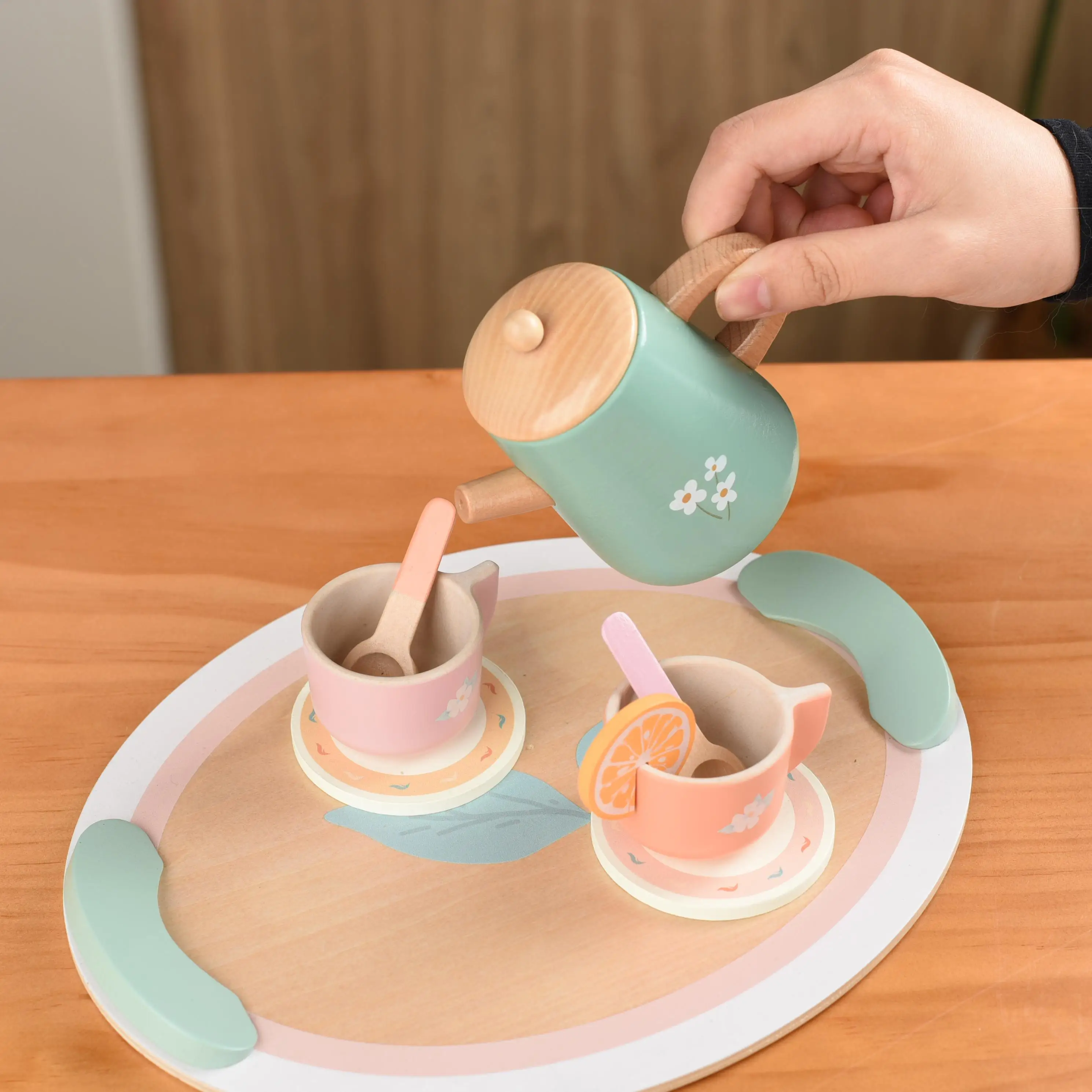 طقم شاي لعب خشبي بلون معكرون، يتميز مع معالجات الشاي الأنيقة وأدوات رائعة - مثالية للأطفال للعب الأدوار بأناقة