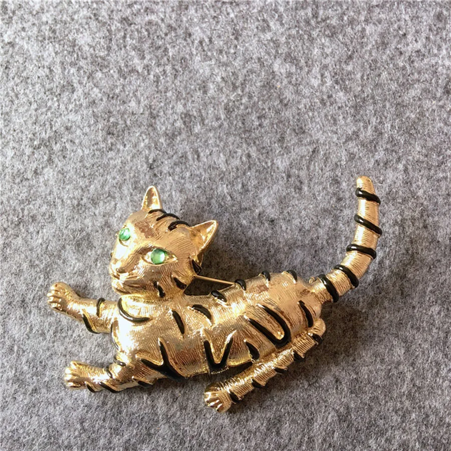 Vintage Asian Gold Color Bow Fashion Woman Metal Brooches Pin Kids Party Clothing Coat Accessories Brooch Badges