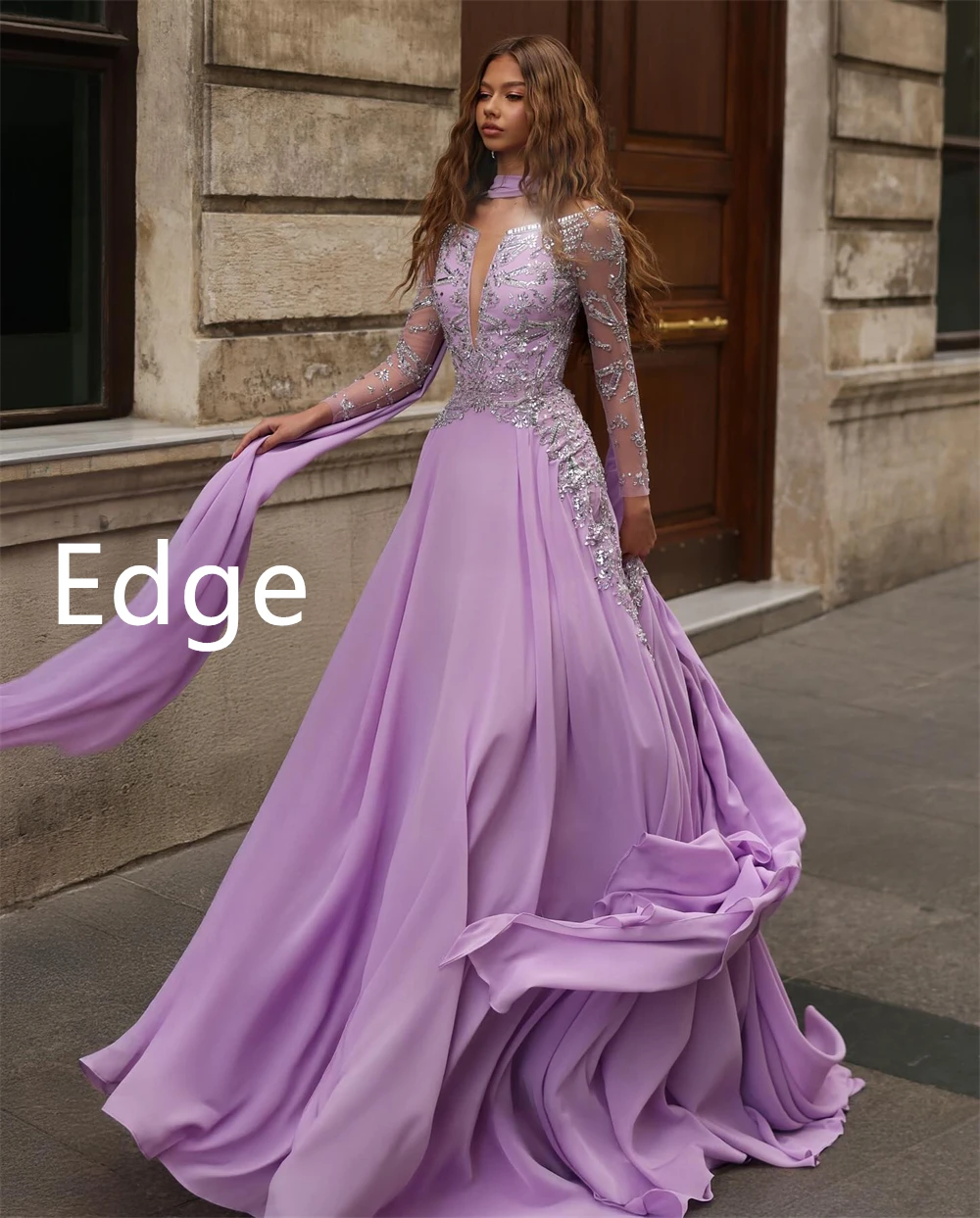 ชุดราตรีผ้าชีฟองสีม่วงสุดหรูสั่งตัดพิเศษ ดีไซน์คอวี แขนยาว พร้อมชายกระโปรงยาวลากพื้น สำหรับงานพรอมหรือโอกาสพิเศษ