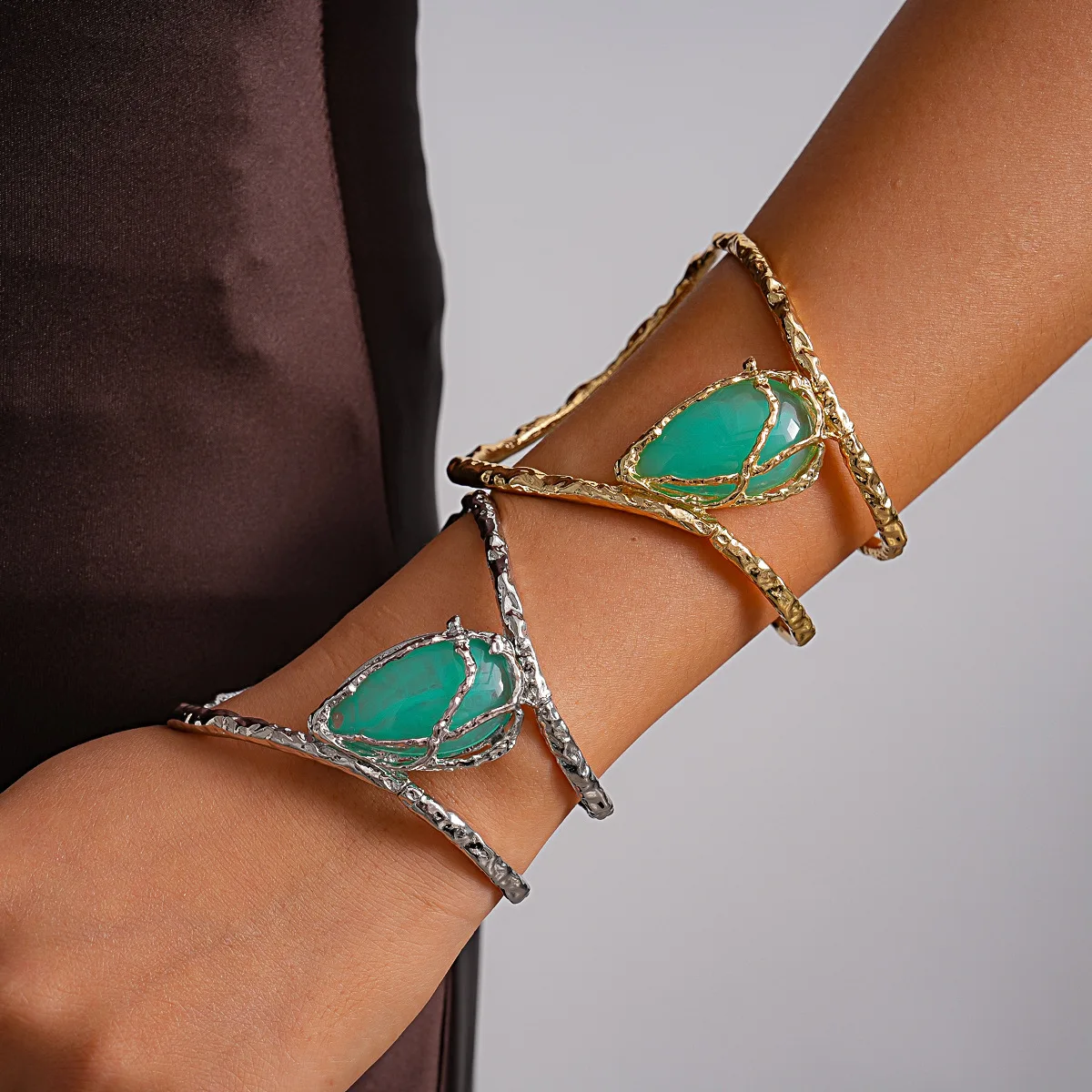 Irregular Hammered Metal Open Bangles Women Vintage Wrapped Blue Water Drop Resin Cuff Bracelets Statement Wrist Jewelry Gifts K