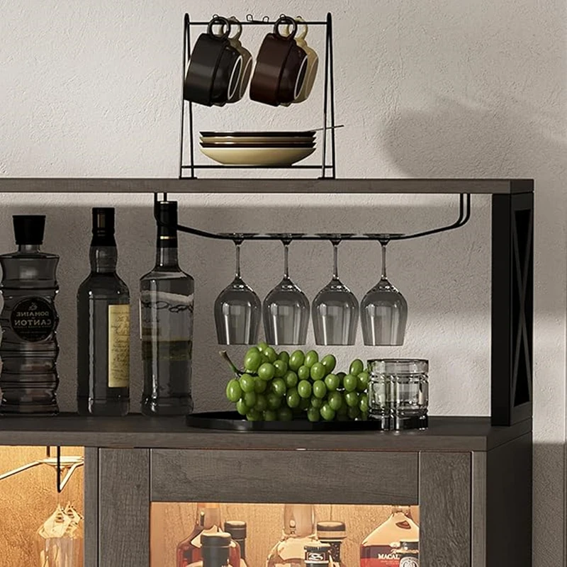 Gabinete para bar de vinos con puertas de vidrio templado con luz LED, toma de corriente, soporte para vino y copas, gabinete de almacenamiento de licores para comedor