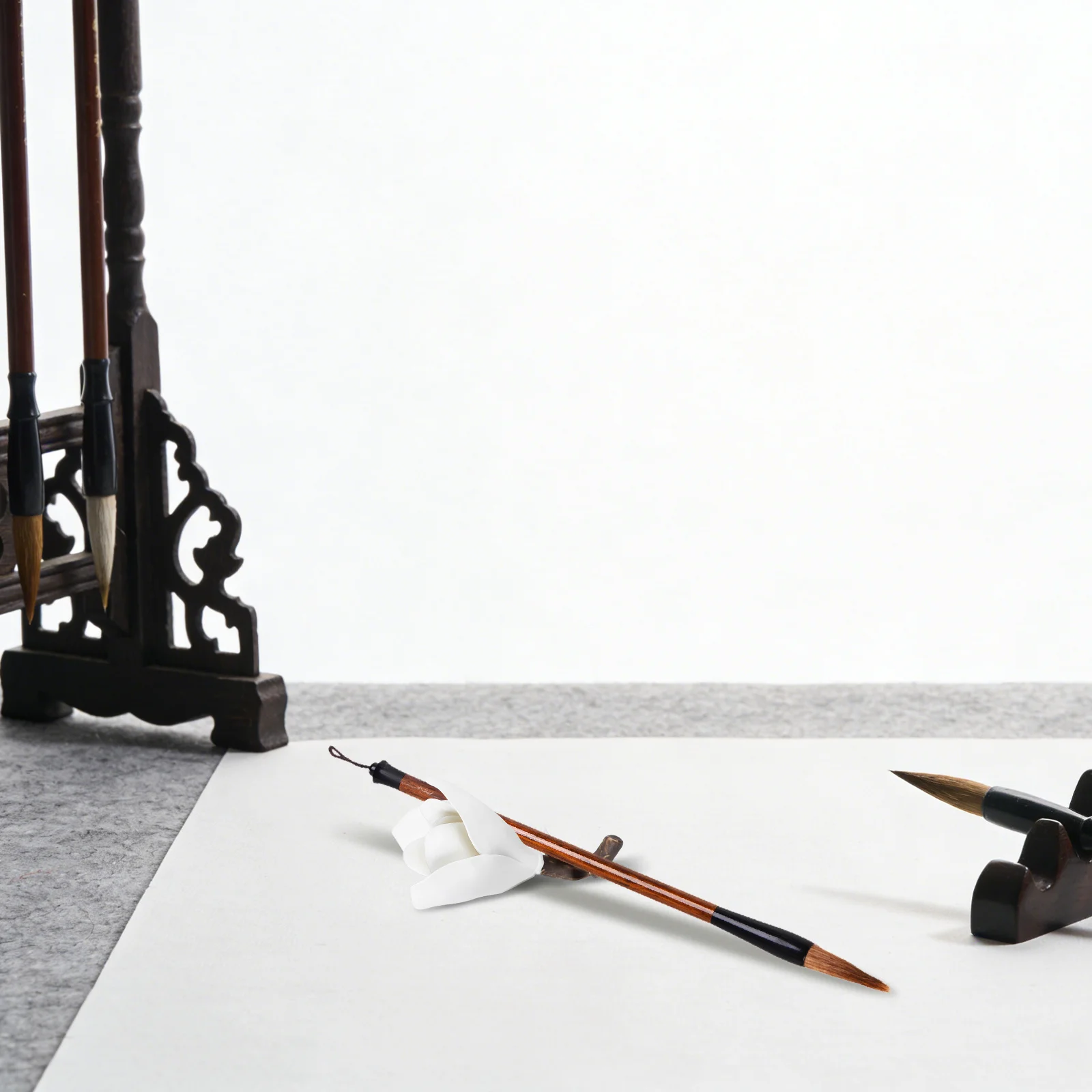 Fine Craftsmanship Resin Magnolia Pen Stand for Calligraphy Brushes Desktop Organizer Writing Tool Holder Chinese Design