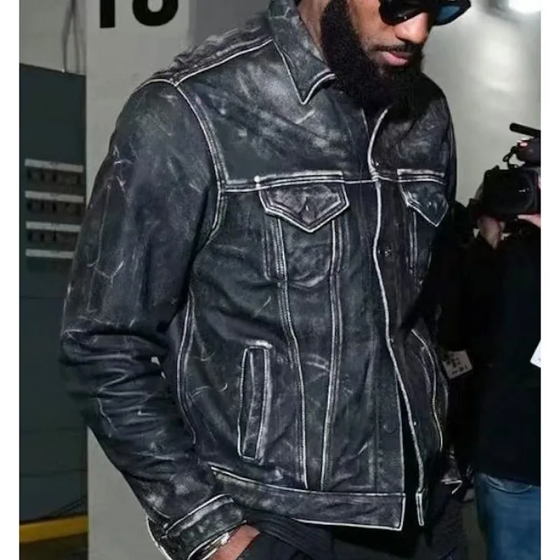 

Мужская кожаная куртка из телячьей кожи синего цвета, сильно выстиранная, с лацканами и множеством карманов.