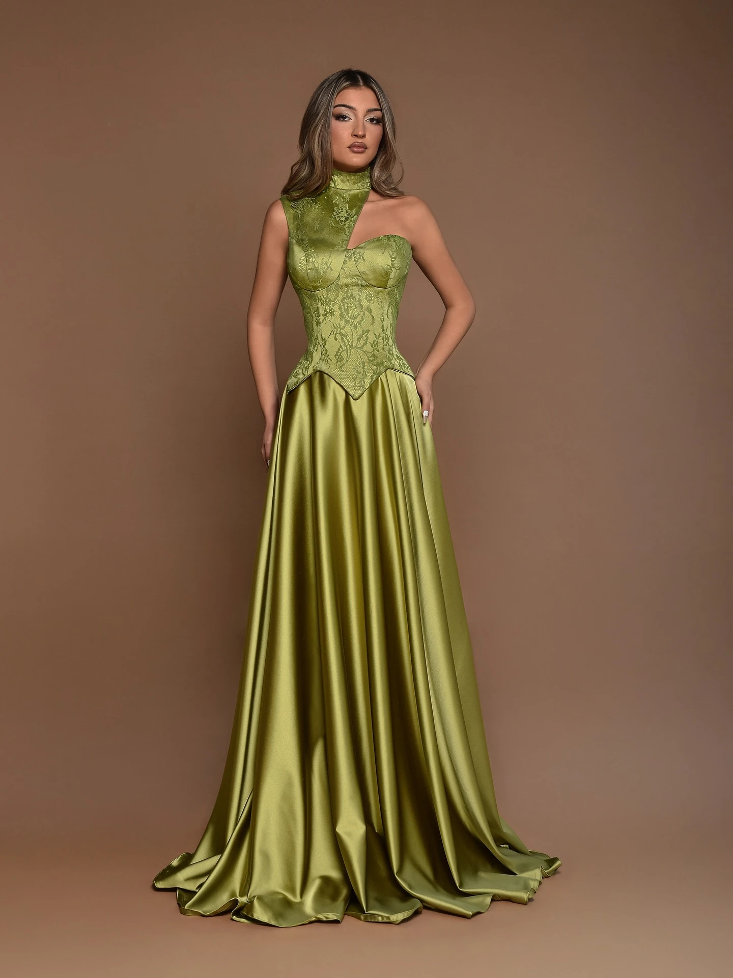 فستان سهرة أنيق من الساتان باللون الأخضر الزيتوني مع فتحة رقبة عالية غير متماثلة وصدرية مشد، حفلة موسيقية رسمية طويلة بطول الأرض