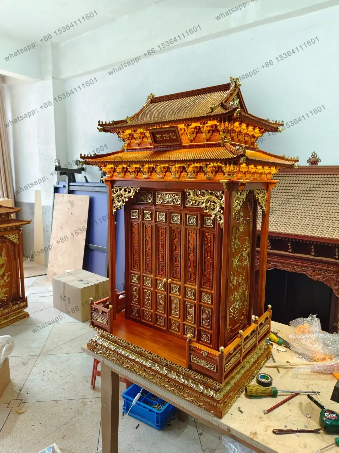 Solid wood for Guanyin Guan public supply cabinet Fragrant camphor wood heavy eaves roof hanging Buddhist niche