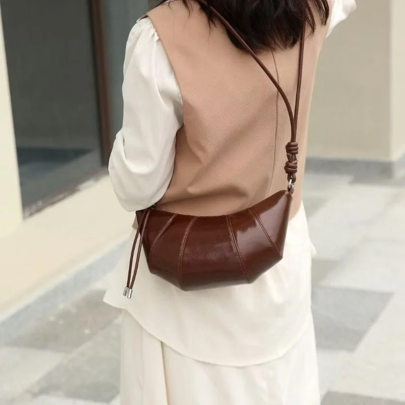 

Новая женская кожаная сумка 2025 года: нишевый дизайн, кроссбоди для работы и поездок, наплечная сумка-пельмень/сумка-рогалик