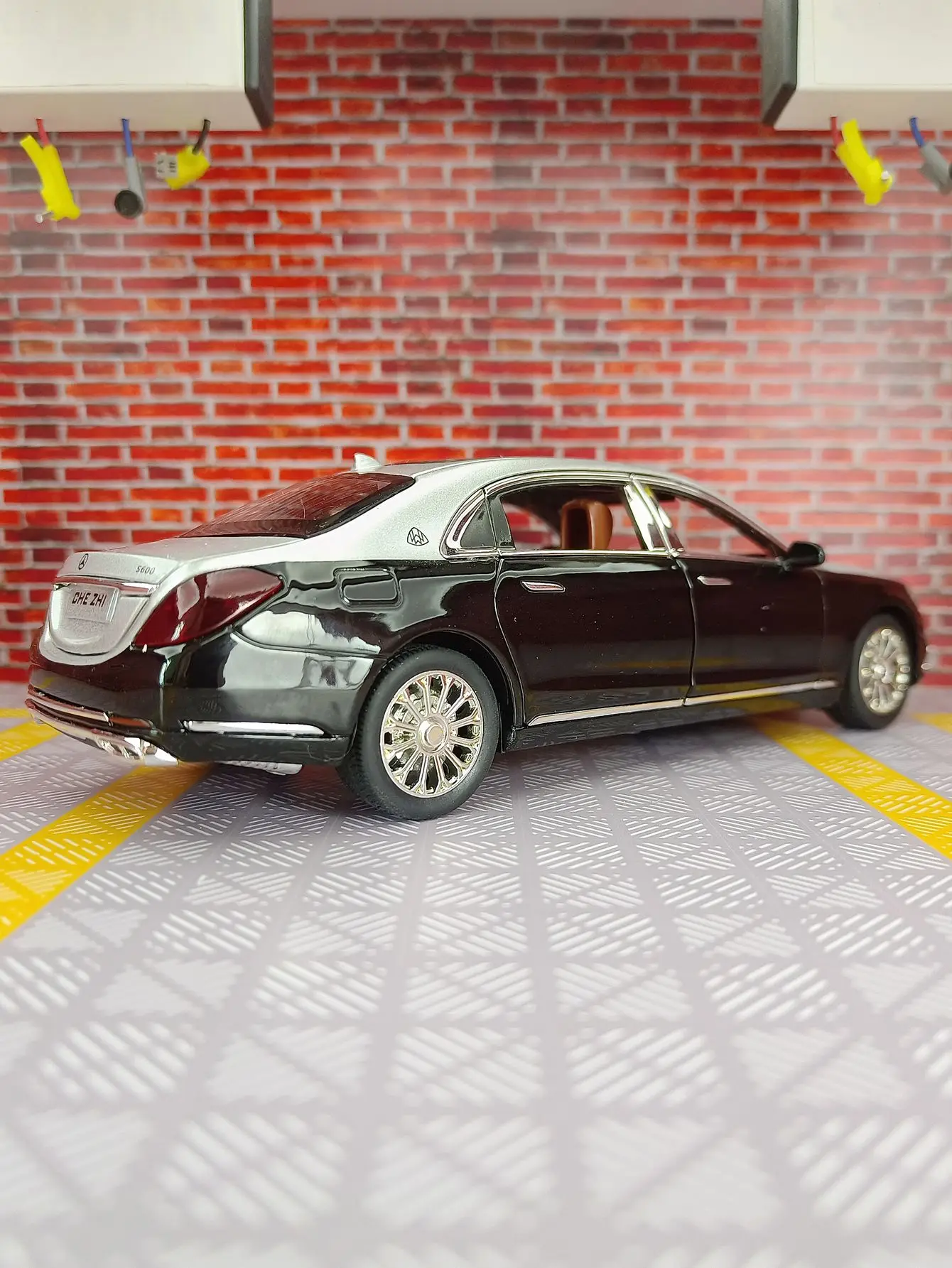 

1:24 Simulation Mercedes Maybach S600 Alloy Car Model Ornament Collection Car Door Can Open Car Gift