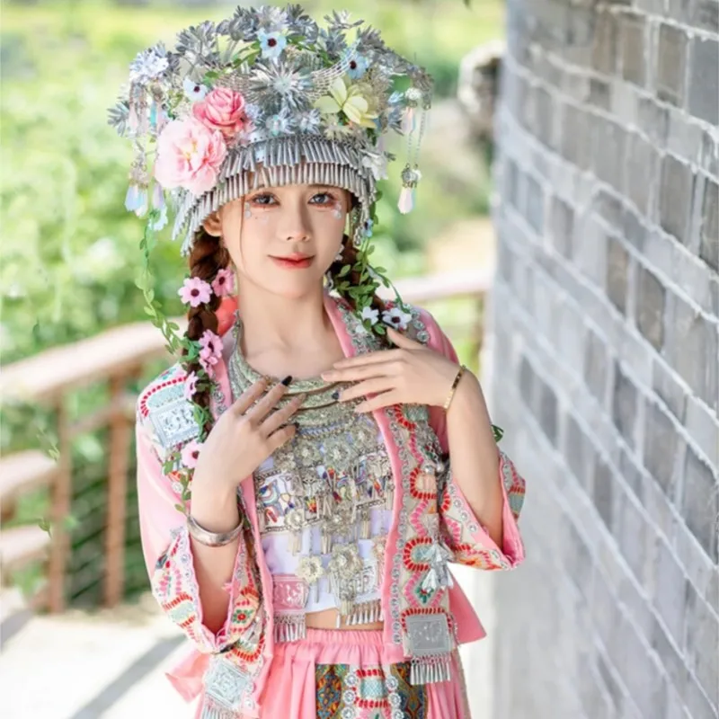 สาวสีชมพูชาติพันธุ์เครื่องแต่งกายที่แปลกใหม่เต้นรําการถ่ายภาพท่องเที่ยว