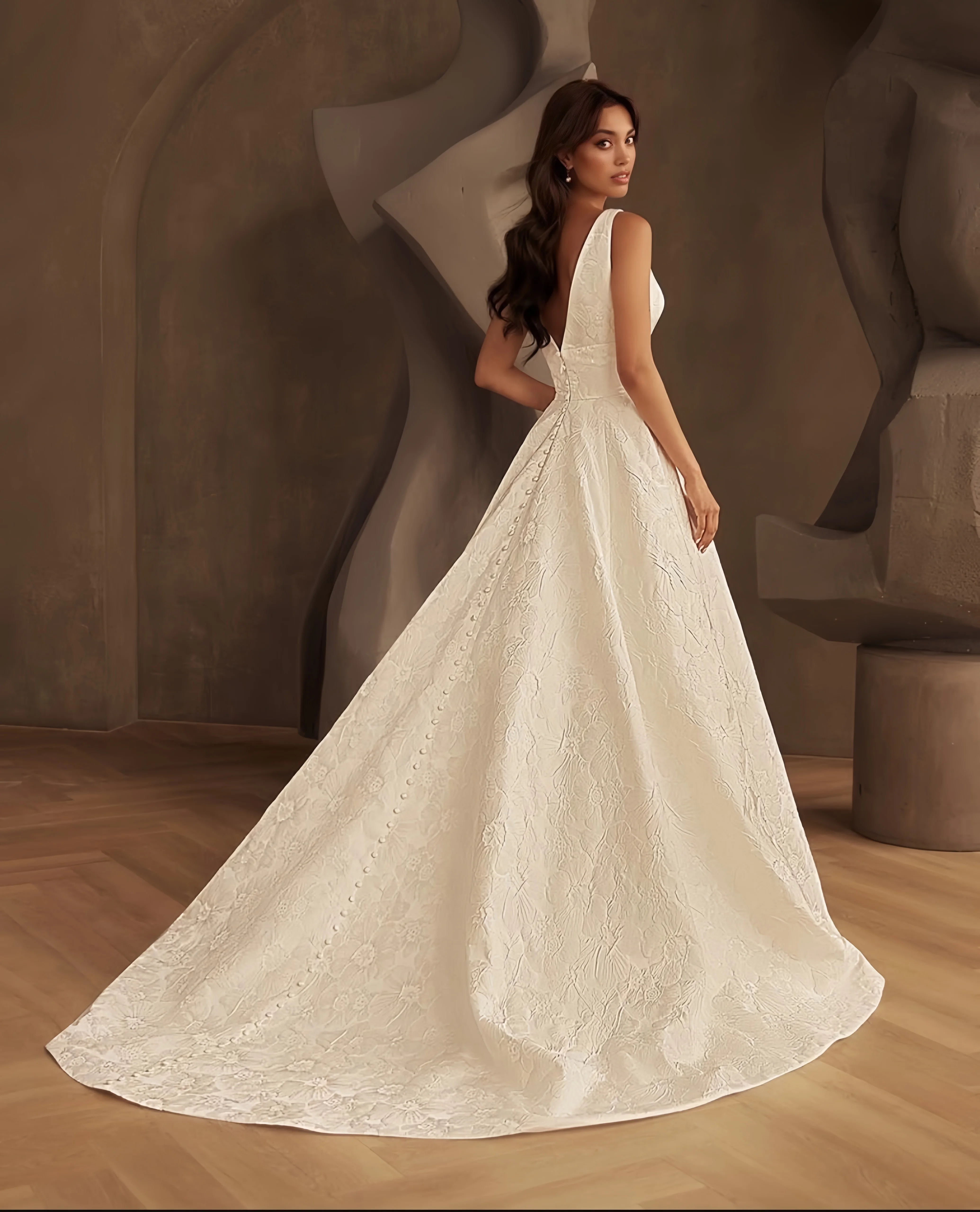 Custom-made luxurious satin patterned wedding dresses, V-neck evening gowns, party evening gowns, bridesmaids, front yard