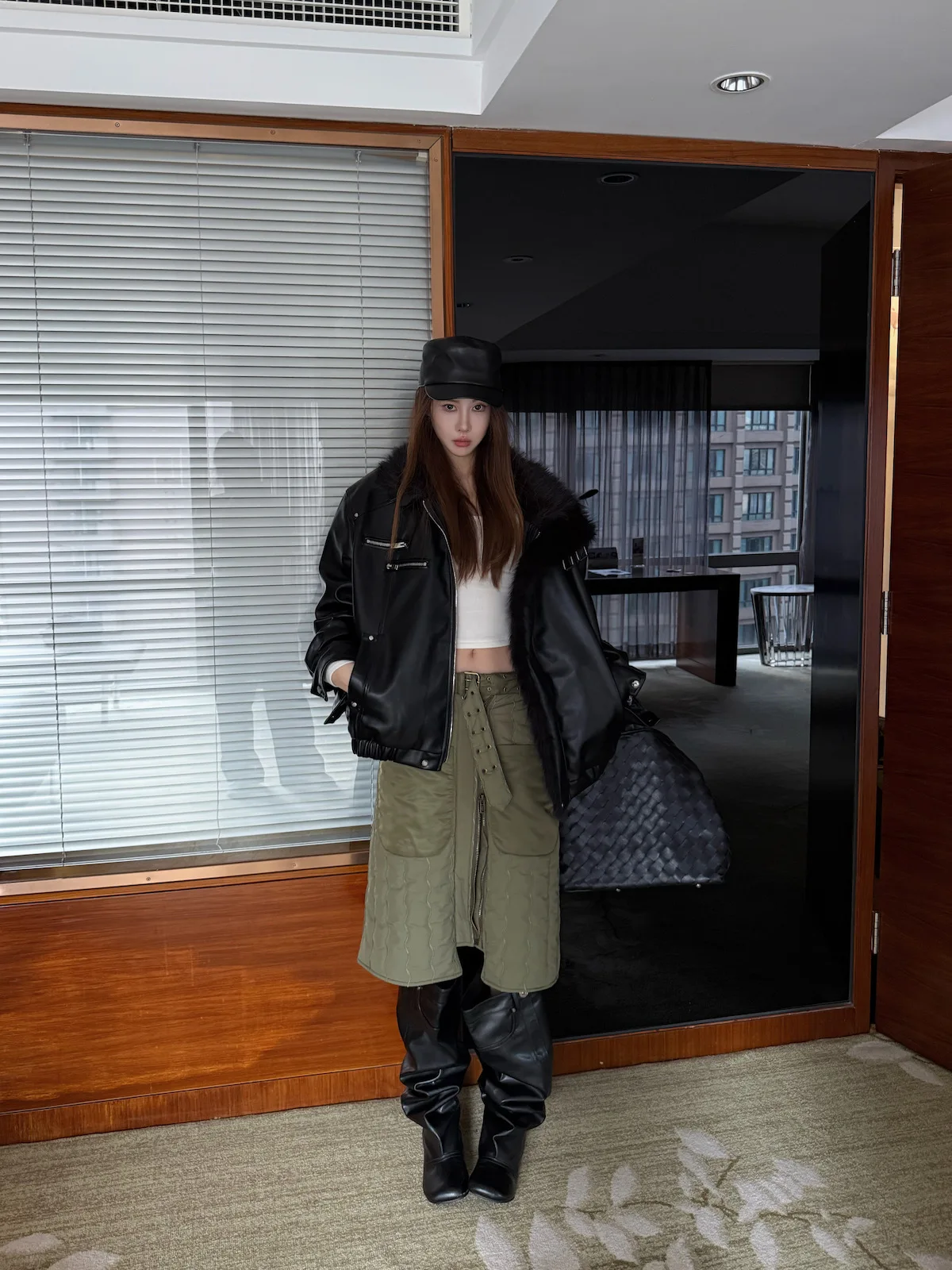 Jaqueta Casual Feminina Sermeet, Estilo Solto, Jaqueta Biker Preta em PU com Gola de Pelúcia, Design de Moda Inverno Novo