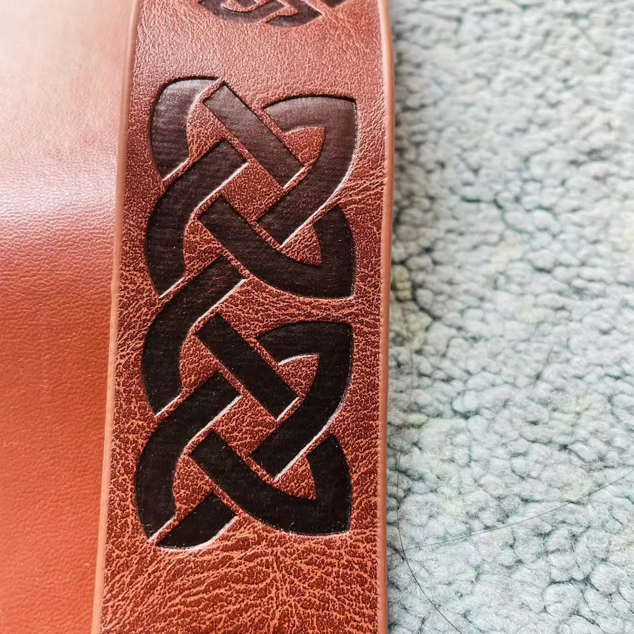 เข็มขัดหนัง PU ลายนูนลายโทเท็ม อุปกรณ์ประกอบคอสเพลย์ฮาโลวีน ชุดนักรบไวกิ้ง สายคาดเอวยาว 158 ซม. สไตล์ยุคกลางและสตีมพังก์