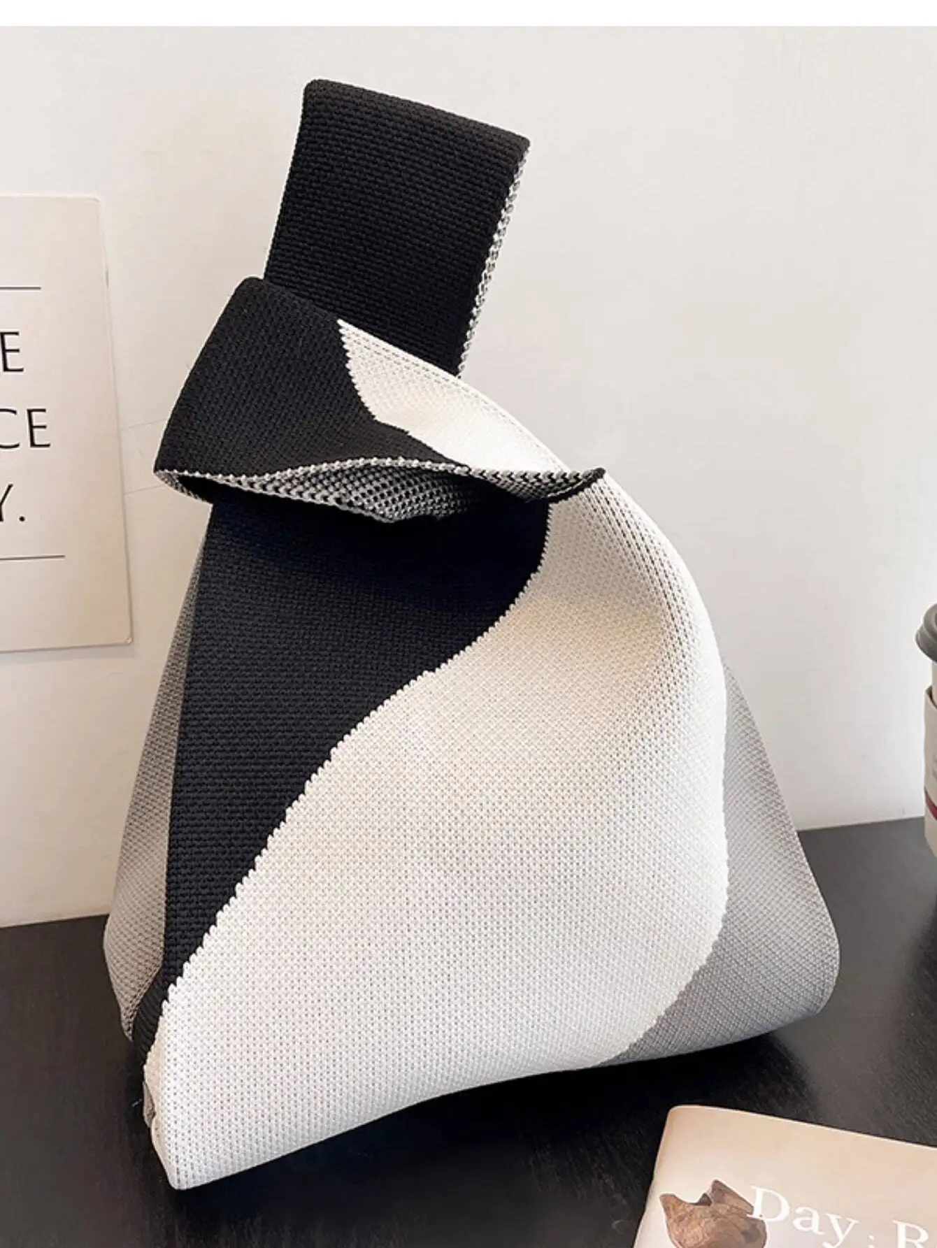 

1 шт. черно-белая вязаная крючком ажурная сумка/браслет, складная, легкая, дышащая и подходит для женщин/девочек/