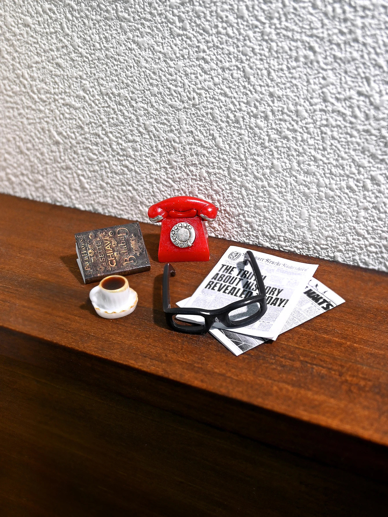 A Miniature Vintage Desktop Ornament, Miniature Telephone, Miniature Glasses, 1/6, 1/12 Dollhouse Dollhouse Accessories, Dollhouse Decoration, Model House Accessories, Photography Props, Miniature Landscape Ornaments, Miniatures Decoration, Small Gifts, Giveaways, Home Decor Items view 2