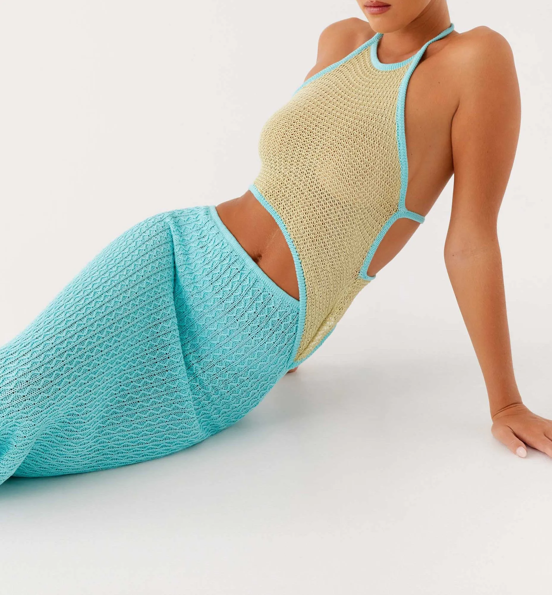 فستان نسائي صيفي طويل بدون أكمام مفتوح الظهر ورقبة رسن وفتحة منسوجة بألوان متباينة على طراز الشارع