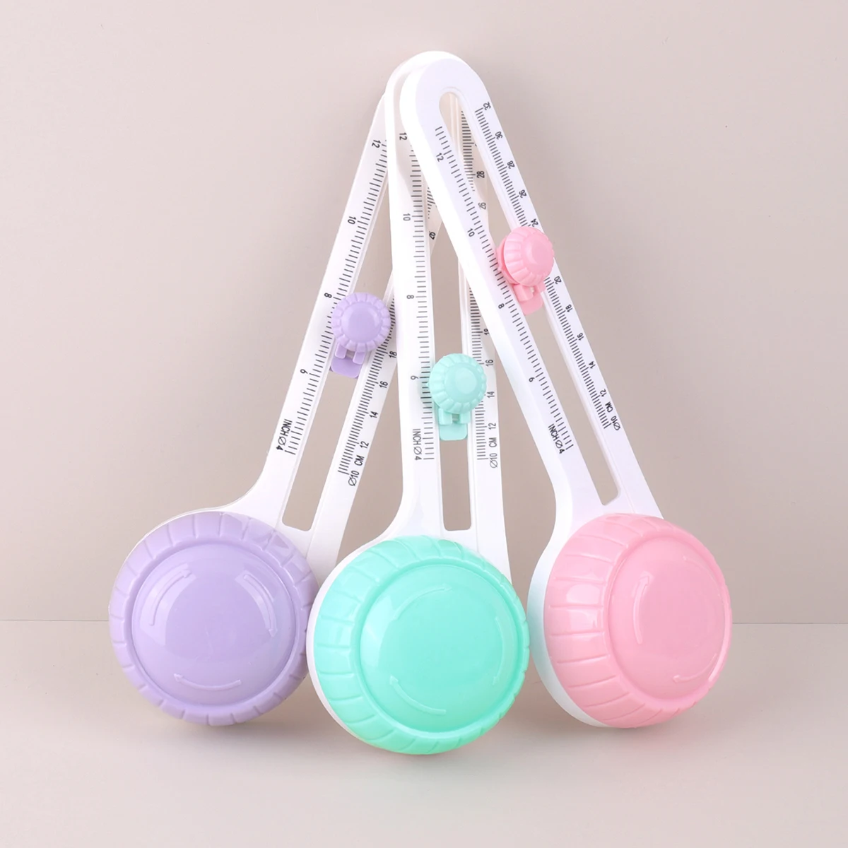 1 قطاعة ورق مستديرة، أداة قطع يدوية يمكن تدويرها - قطاعة ورق مستديرة مصنوعة يدويًا لبطاقات المعايدة من الورق المقوى