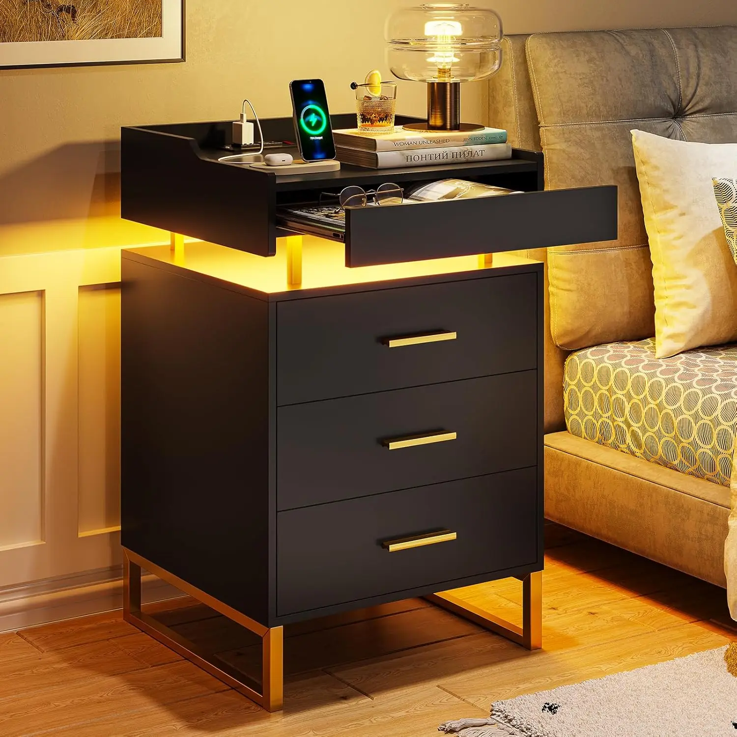 Nightstand LED com estação de carregamento, Night Stand com 3 gavetas e 1 bandeja pull-out, mesa lateral final com armazenamento