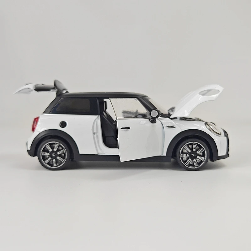 1:24 simulation BMW mini Cooper S alloy car model decoration gift, doors and engine hood, trunk can be opened finely crafted