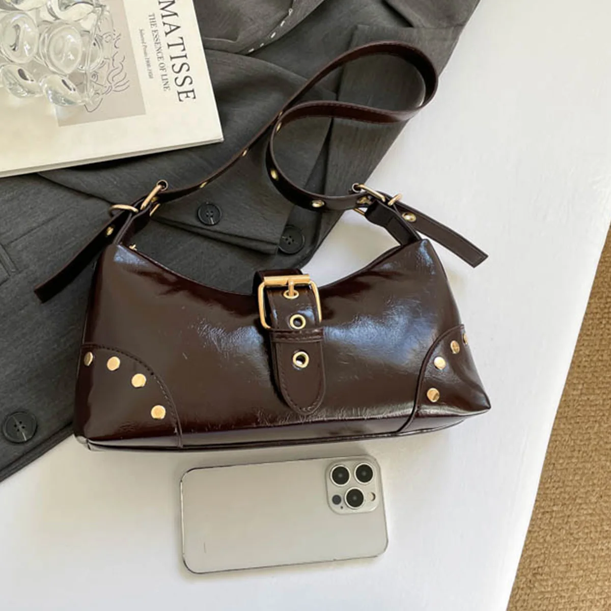 حقيبة كلاسيكية من الجلد اللامع تحت الإبط، ترصيع بلون سادة وحزام بإبزيم معدني وسحاب من البولي يوريثان وحزام قابل للتعديل سهل التنظيم للتنقل