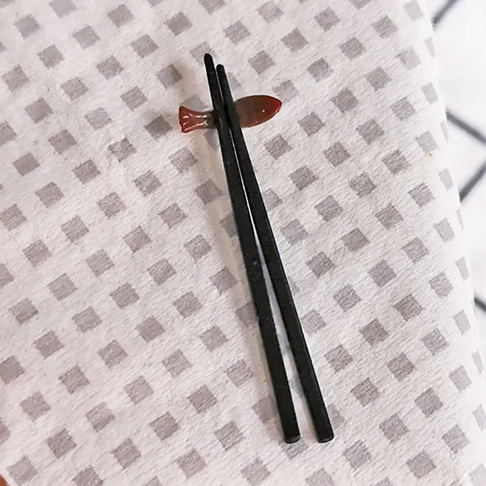 

One Pair 1/12 Doll House Miniature Resin Long Chopsticks Simulation Kitchenware Model for Mini Decoration Dollhouse Accessories