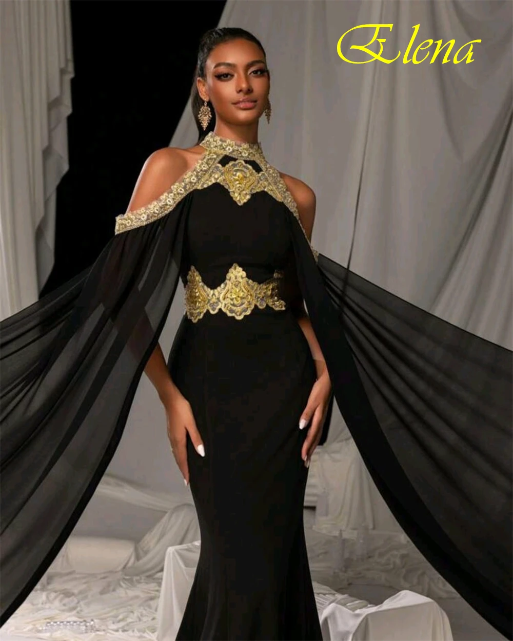 Maßgeschneidertes elegantes schwarzes Chiffon-Abendkleid, klassisches Neckholder-Kleid mit langen Ärmeln, Promi-Kleider, sexy Meerjungfrau-Abschlussballkleider mit Hofzug