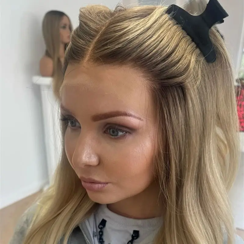 

Новый стиль Ombre Золотисто-русый мелированный парик с натуральными коричневыми корнями Высококачественный синтетический парик фронта шнурка HD 150% Плотность 24 дюйма