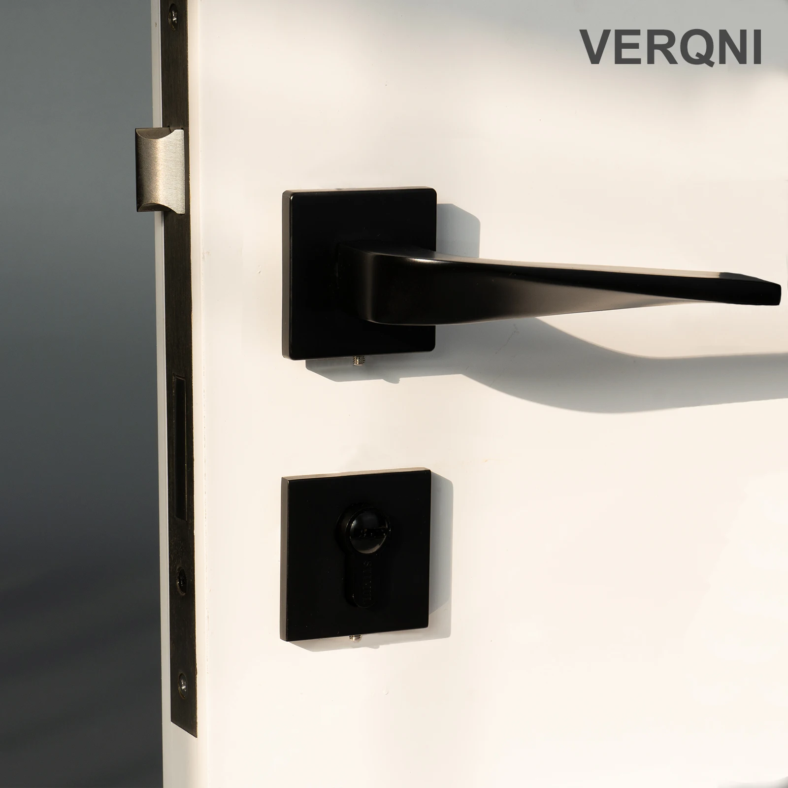

Дверная ручка-замок VERQNI MANIGLIE & ACCESSORI HF2284 дизайнерская, элегантная, из цинкового сплава, с бесшумным механизмом, матовый черный корпус, магнитный замок
