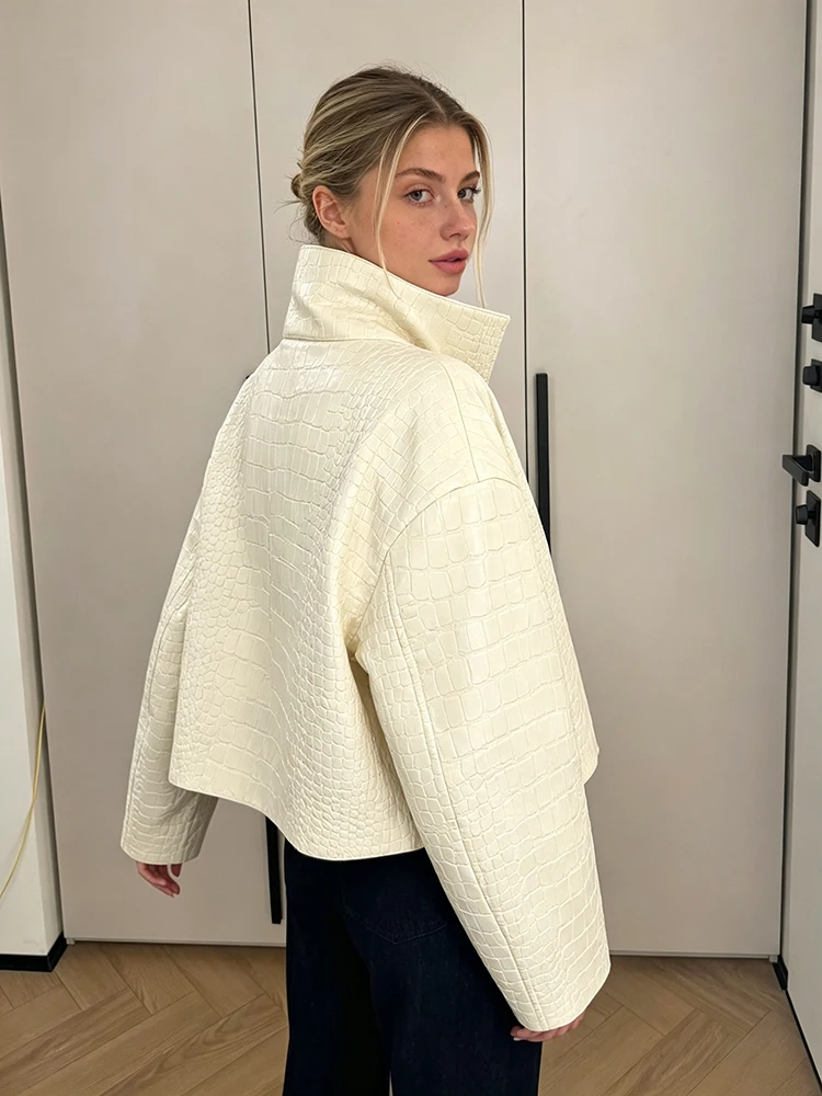 Minimalistische geprägte Kunstlederjacke für Damen, weiß, Stehkragen, offener Schnitt, lange Ärmel, kurzer Mantel, modische Streetwear für Partys. – Detail 6