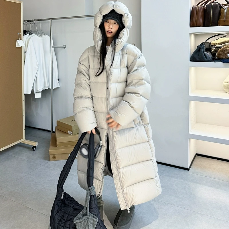 سترة بقلنسوة من ريش البط الأبيض 95% للنساء لشتاء 2025 معطف جديد منفوخ للأسفل معطف نسائي طويل الطول فوق الركبة معطف سترة