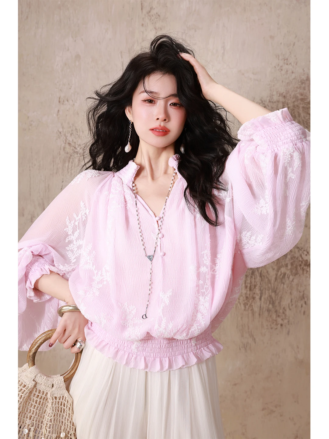 

Элегантная женская рубашка с вышивкой и плиссировкой, свободного кроя, с длинным рукавом, V-образным вырезом, из полиэстера, приятная к коже, дышащая, Весна 2026