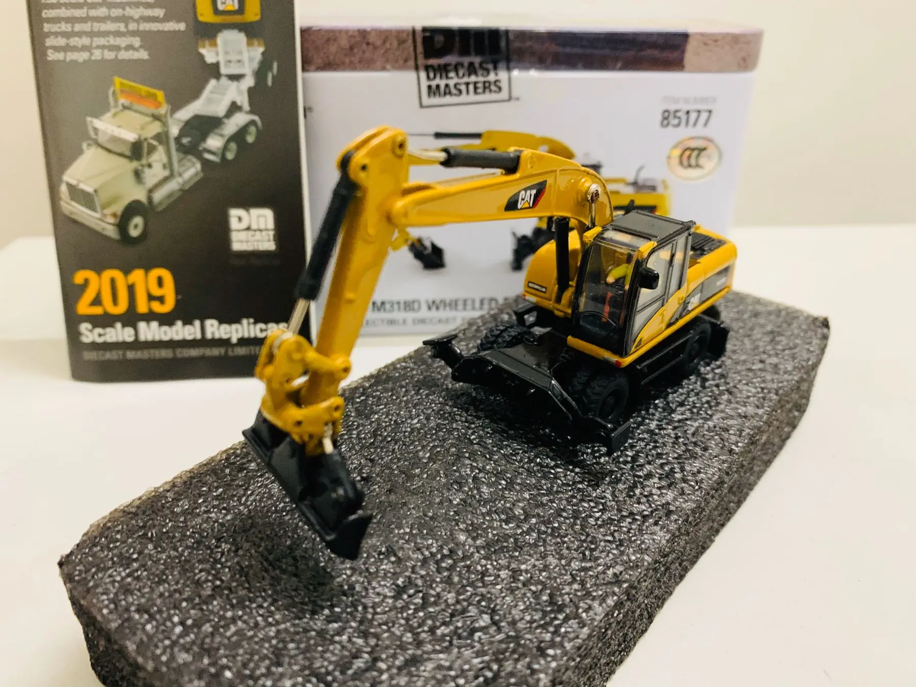 DieCast Masters M318D Wheel Excavator 1/87 HO Scale Metal Model DM85177