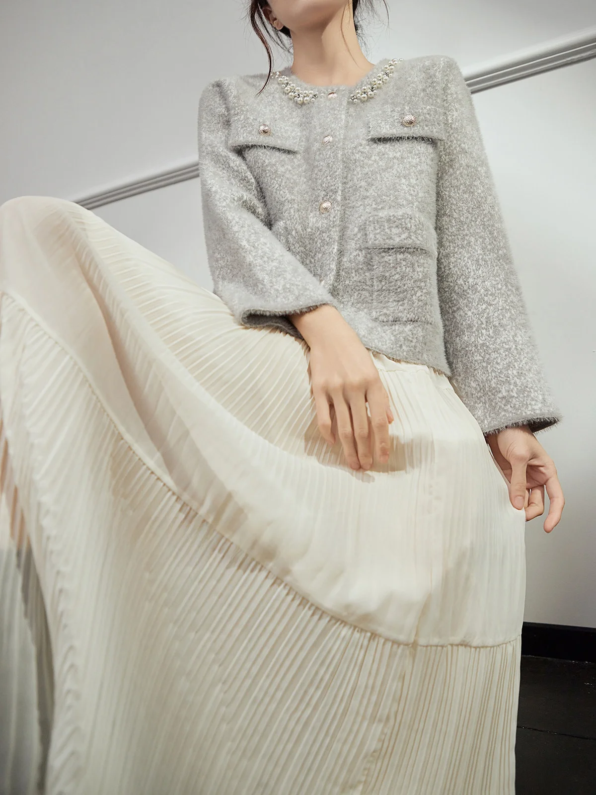 

ay White Mid-Length round Ne Sweater for Women Pearl Decorated Commute Friendly Autumn Winter New Arrival Knitted Top