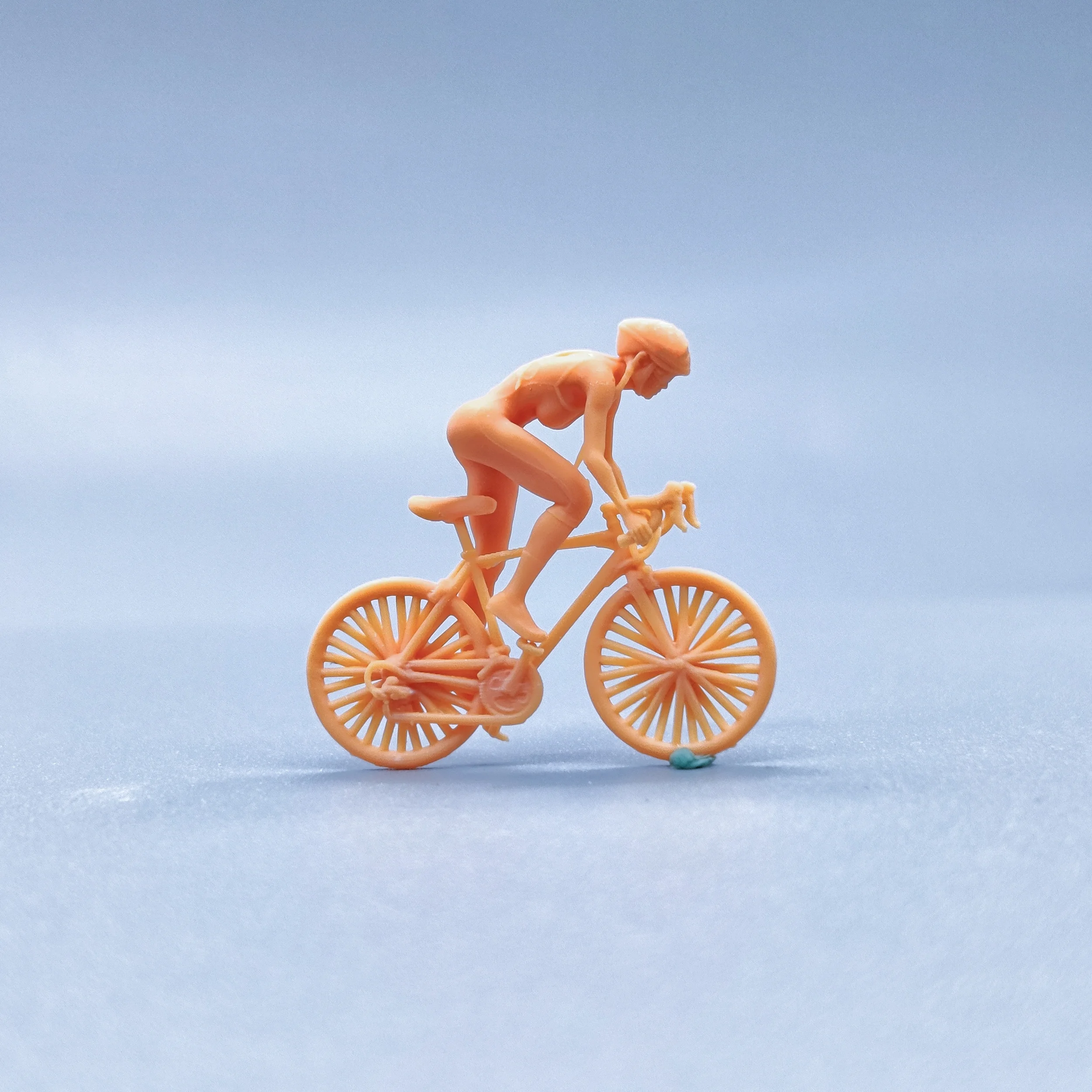 1/64 1/43 Figurines Scale Model Resin Female Cyclist with Long Braids Uncolored Miniatures Diorama Hand-painted V523