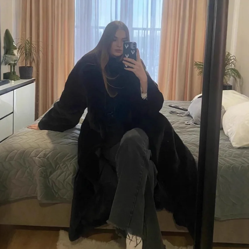 暖かいウエストシェイプ女性用フェイクファーコート ワンサイズ スーツカラー ポケット付き エコファー ジャケット 女性用 冬用 ロング スリム レディース ファーアウター