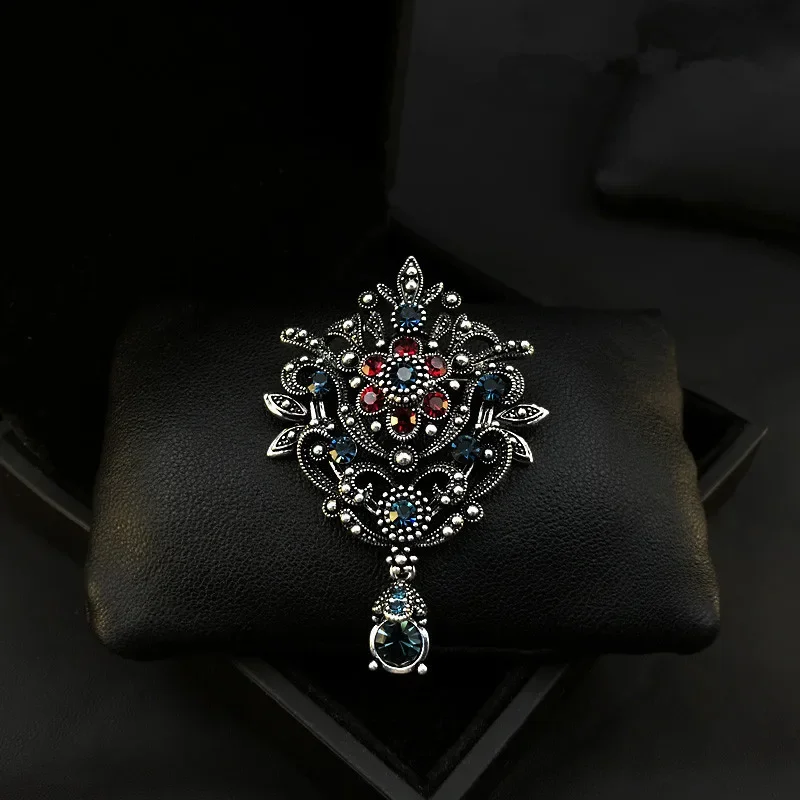 Vintage Baroque Dark Red Luxury Brooch Elegant Courtly Style Pendant Corsage for Women\'s Grand Scarf Buckle Clothing Accessories