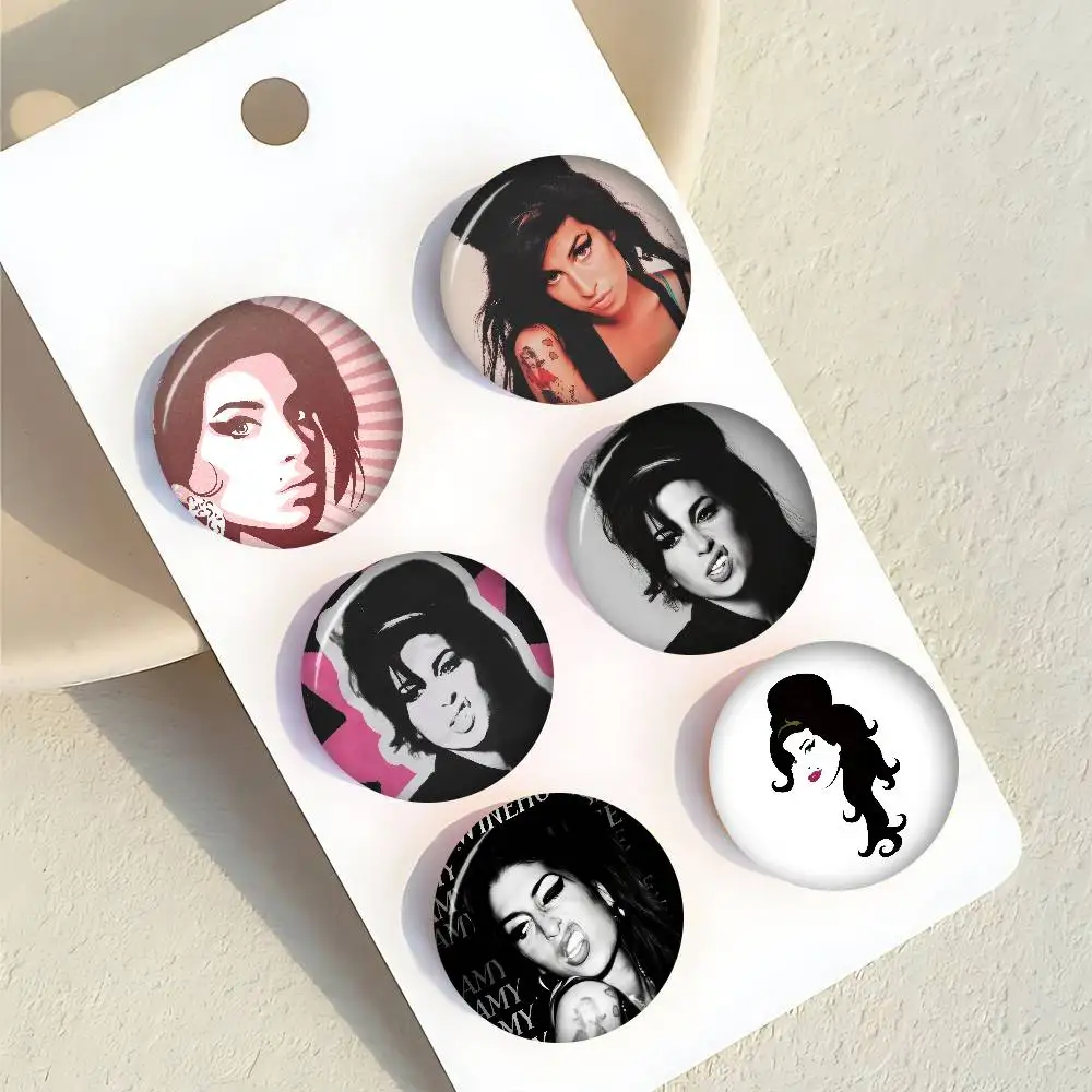 Berühmte Sängerin Amy Winehouse, handgefertigte Brosche, Cartoon-Cosplay-Abzeichen auf Rucksack, Schmuck, Accessoires, Geschenke